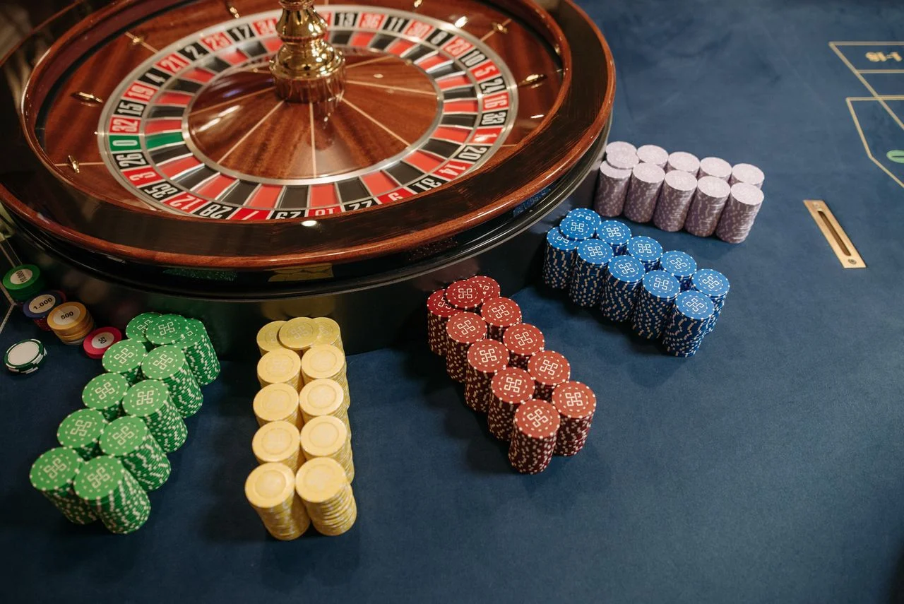 kinh79 — Casino trực tuyến phân loại theo nhóm – slot, live, game bài